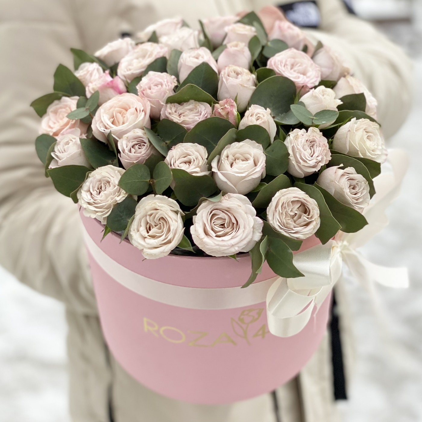 Розовые розы Энджел бомбастик с эвкалиптом в коробке